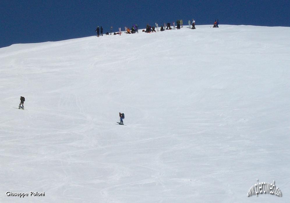 17-  anche l'anticima della C. Piana è affollata! .jpg